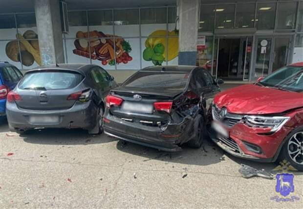 Женщина и 8-летний ребенок пострадали в столкновении четырех автомобилей в Тольятти