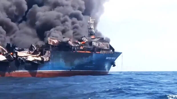 Опубликовано видео мощного пожара на танкере, пытавшемся прорвать блокаду Ормуза