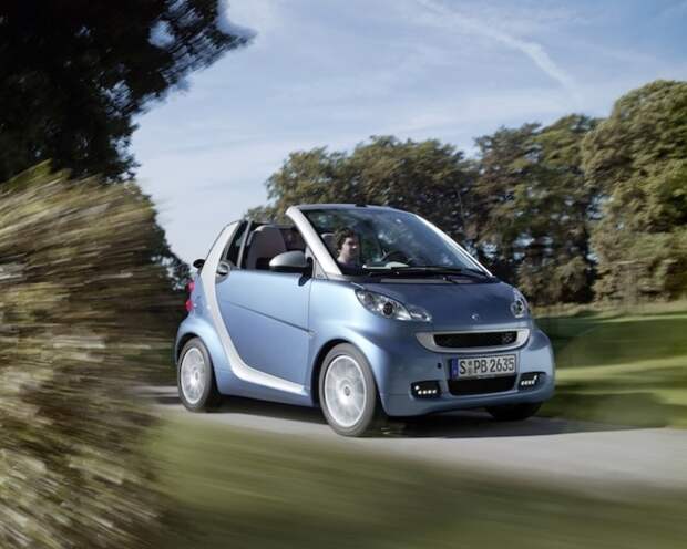 Крохотный двухместный автомобиль Smart ForTwo.
