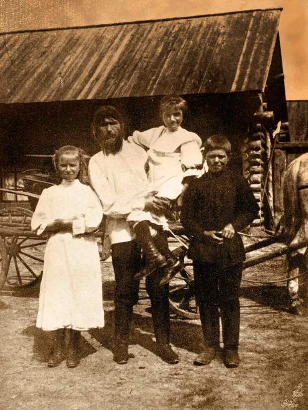 На руках Матрена, слева от  отца сестра Варвара, справа брат Дмитрий. 