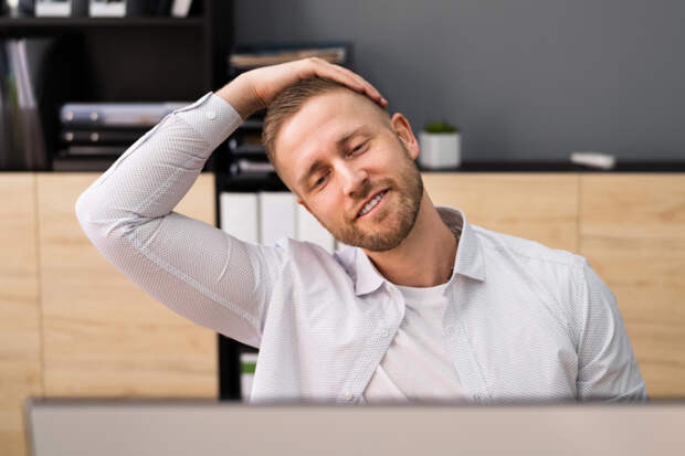 Офисным работникам перечислили меры профилактики болей в спине