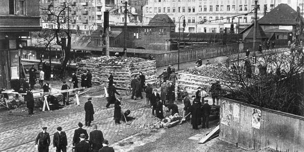 Жителей Берлина заставляли строить баррикады на улицах
