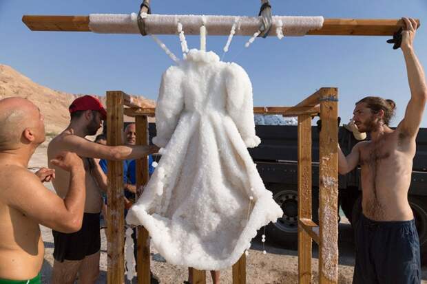 Художница на целых 2 месяца погрузила платье в Мертвое море, и вот что из этого получилось
