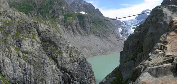 Мост расположен на высоте 100 метров над озером Трифт. (alessandro valerio)