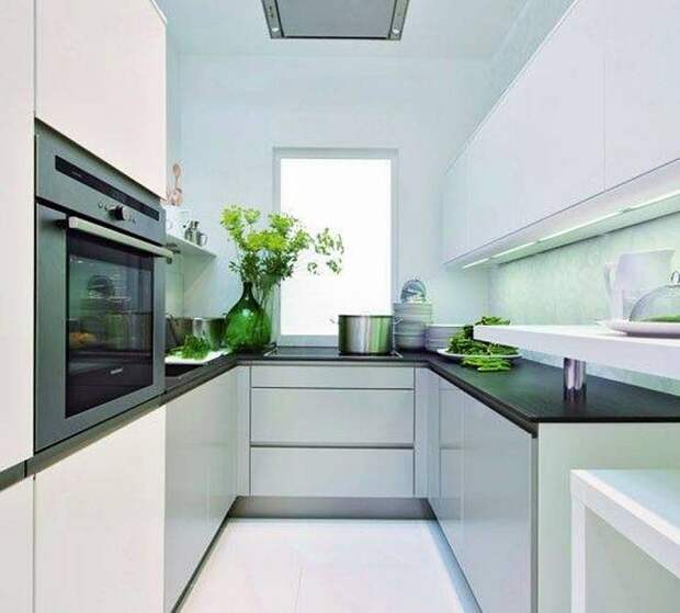 Отличный пример оформления интерьера кухни с маленькой площадью в светлых тонах с темными столешницами.