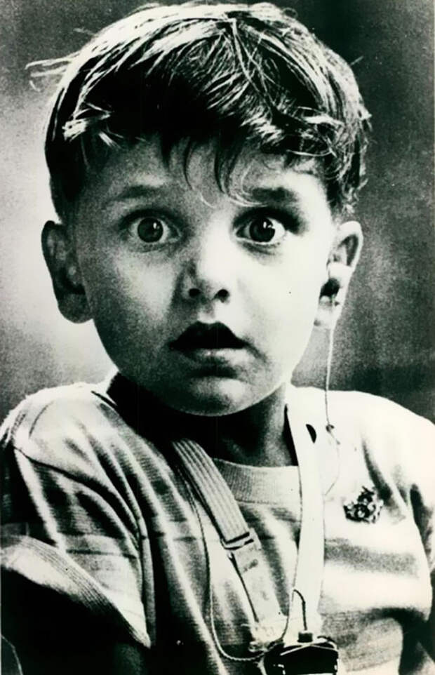 8. Глухой 5-летний Гарольд Уиттлес впервые в жизни слышит звуки - после установки слухового аппарата, 1974 г. архивные фотографии, лучшие фото, ретрофото, черно-белые снимки