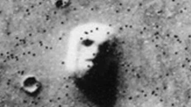 Лицо на Марсе Космический аппарат NASA сфотографировал нечто похожее на человеческое лицо, проявившееся на грунте Марса. Снимки с Viking облетели весь мир, а желтые таблоиды не преминули в очередной раз заявить о внеземных цивилизациях. По факту, изображение является всего лишь оптической иллюзией. Люди часто видят фигуры в облаках, лица на Луне: парейдолией называется способность мозга создать порядок из хаоса.