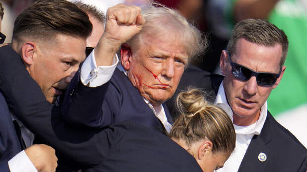 13 июля на Дональда Трампа во время предвыборного митинга в Пенсильвании совершили покушение. Бывшего американского лидера ранили в ухо.