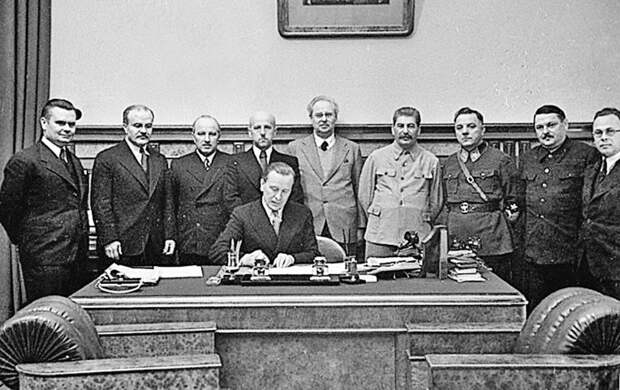 Подписание латвийской стороной Договора о дружбе и взаимопомощи между СССР и Латвийской республикой0а 10 октября 1939 г. (700x441, 150Kb)