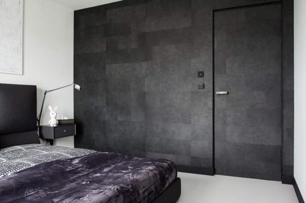 Черная стена в спальне – интересная дизайнерская задумка.