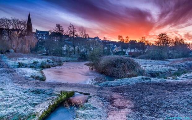 Холодное и морозное утро в городе Уилтшир, графство Мальмсбери.
