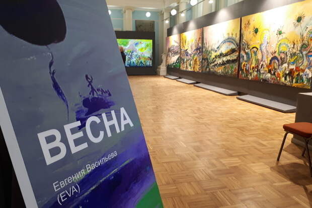 Смотрим картины Евгении Васильевой, фигурантки уголовного дела «Оборонсервиса», на выставке, которую требуют закрыть...