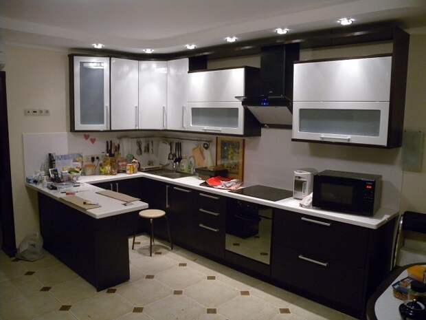 Оригинальный темный кухонный гарнитур с белыми столешницами, что преображают интерьер.