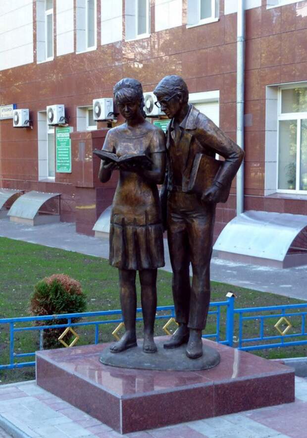 41 Памятник Шурику и Лиде в Москве