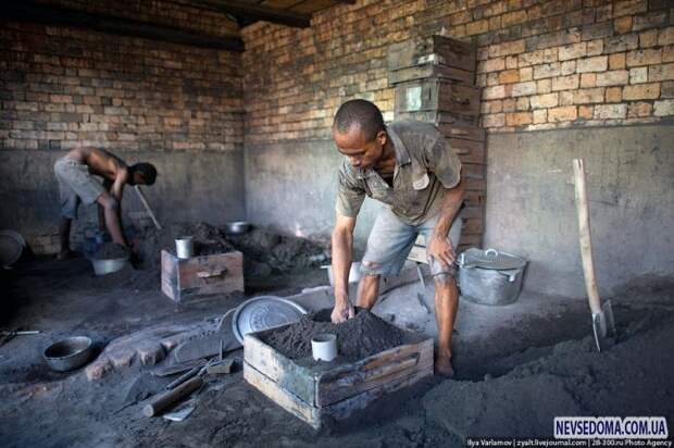 Производство кастрюль своими руками на Мадагаскаре (21 фото)