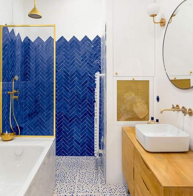 синяя плитка в белой ванной