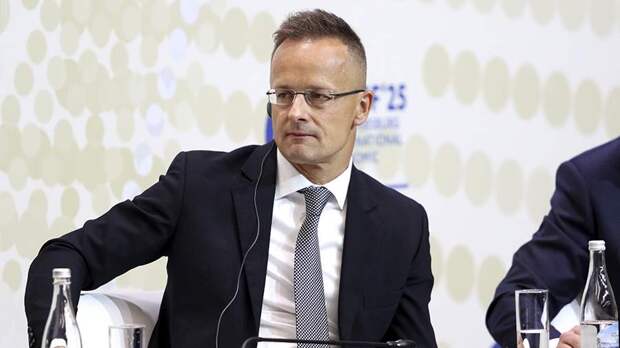 Венгрия потребовала от ЕС ввести санкции против трех сотрудников минобороны Украины