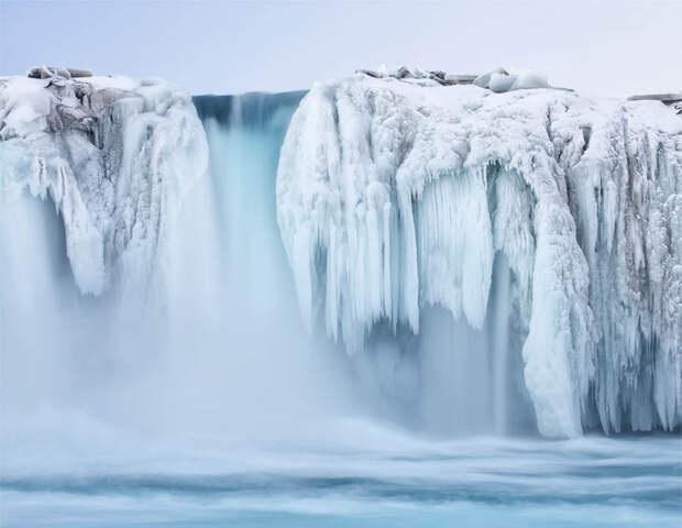 FrozenWaterfalls05 Удивительные замерзшие водопады по всему миру