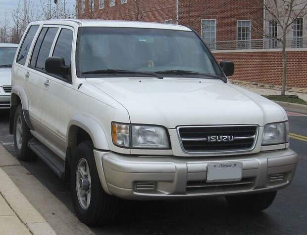 Большой рамный внедорожник Isuzu Trooper, названный слишком опасным.