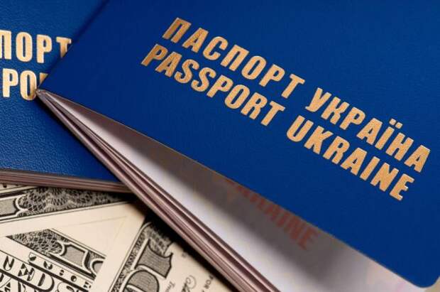 СМИ: украинцам продают места в очереди за биометрическими паспортами