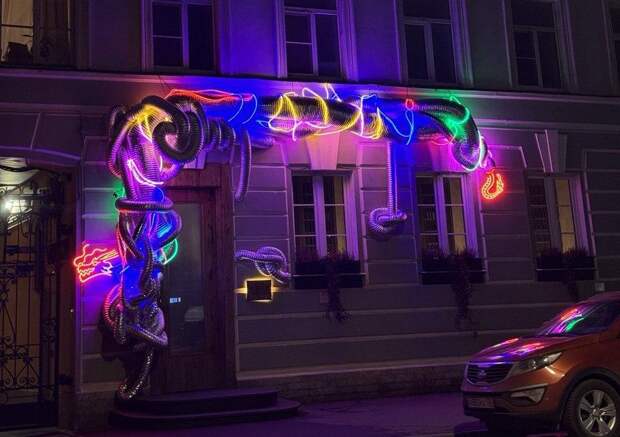 Петербургские чиновники не оценили сверкающие гофры на фасаде исторического дома