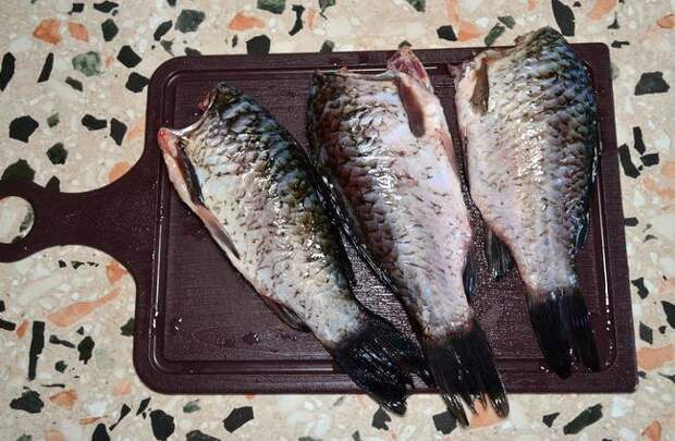Как вкусно и быстро пожарить карася: почистите рыбу