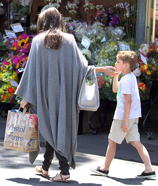Анджелина Джоли с сыном Ноксом