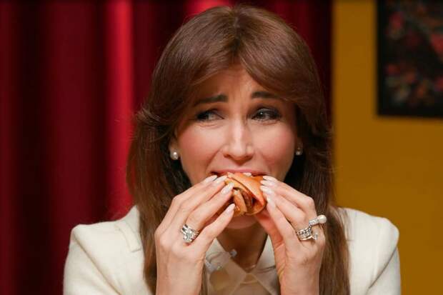 Анфиса Чехова засунула в рот огромный чизбургер