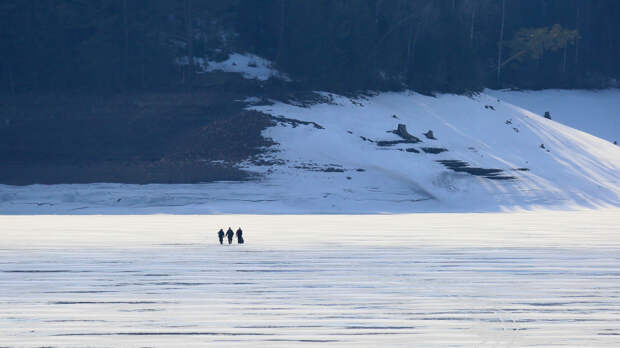 В Астрахани с дрейфующей льдины спасли рыбаков с ребенком