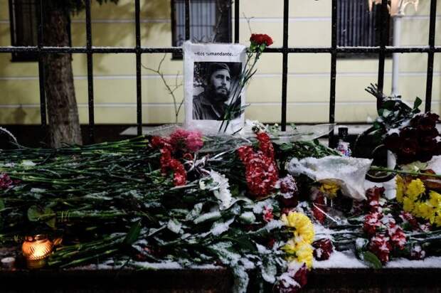 Фиделя Кастро в Москве любили всегда. Когда он умер, москвичи завалили посольство Кубы цветами. Фото: М. Терещенко / АГН "Москва"