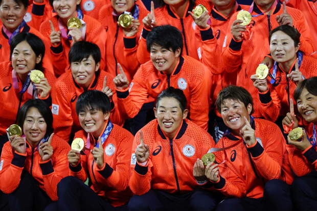 Tokyo 2020 Olympics - Softball - Women - Medal Ceremony - Yokohama Baseball Stadium - Yokohama, Japan - July 27, 2021. Japan players pose with their gold medals.