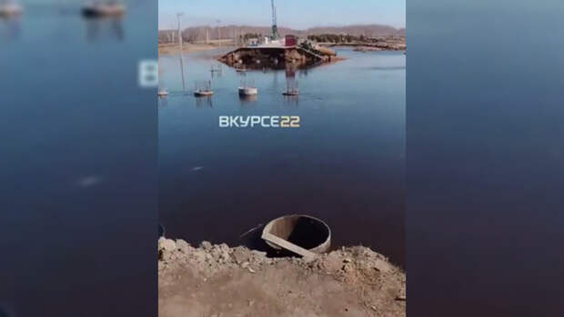 В Хабарском районе река Бурла вышла из берегов, оставив в блокаде местных жителей