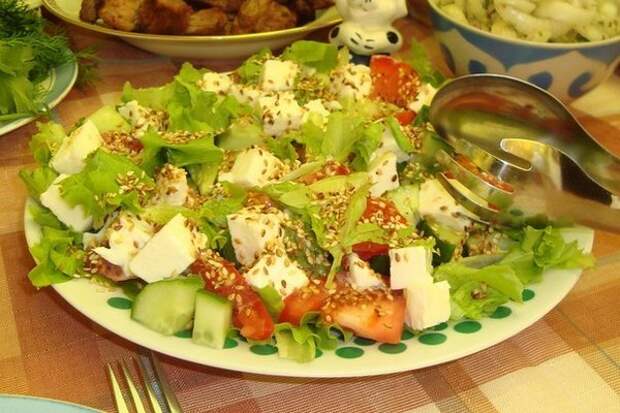 Овощной салат с кунжутом и моцареллой Овощной салат с кунжутом и моцареллой