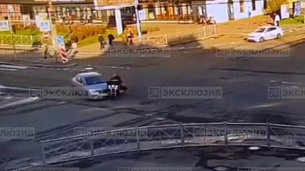 Байкер получил травмы после столкновения у метро «Чёрная речка» — видео