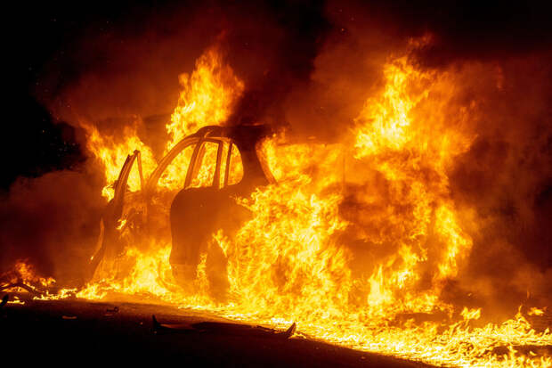 Иркутский футбольный тренер вытащил ребенка из закрытой, горящей машины