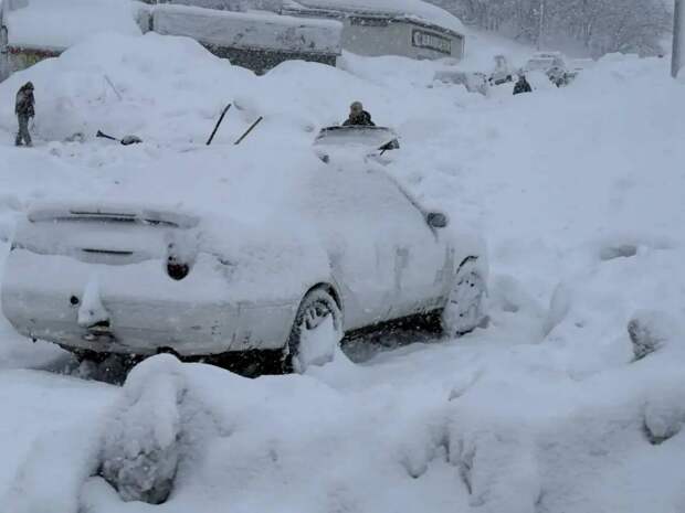 Второго человека за день насмерть завалило упавшим с крыши снегом в столице Камчатки