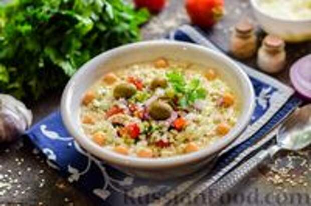Фото к рецепту: Холодный суп-пюре из нута с овощами, оливками, кунжутной пастой и фетой