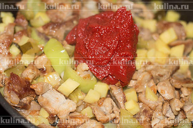 Мясо в хлебе Выложить ложку томатной пасты.