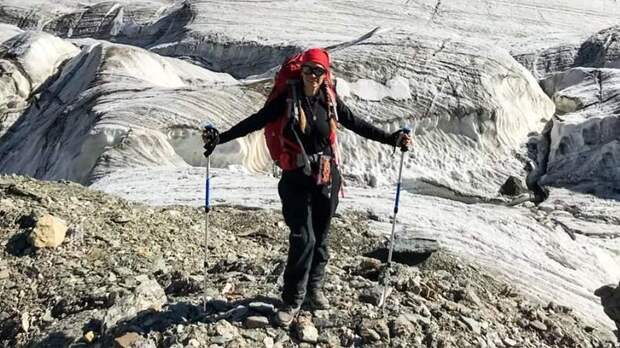 В МЧС допустили новые попытки спасения застрявшей на пике Победы россиянки