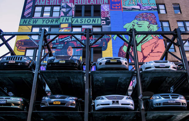 Многоуровневая парковка возле 8-ой Авеню в Нью-Йорке, США