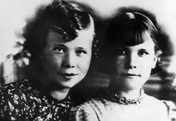 М.Цуканова (слева) с сестрой