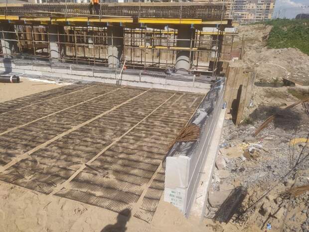 Опоры будущего моста через Утку на Русановской улице начали бетонировать