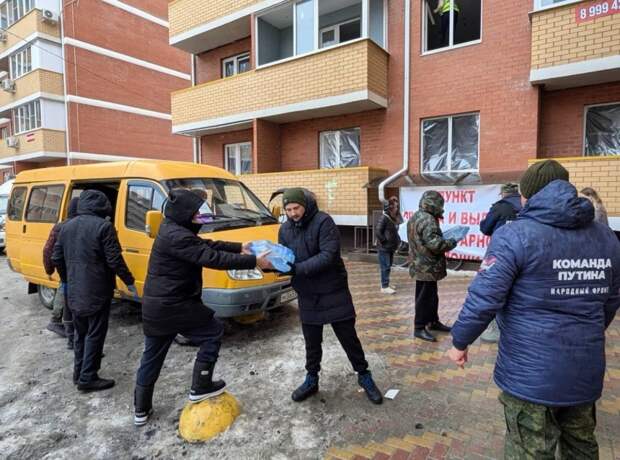 Группа добровольцев из Адыгейска помогает ликвидировать последствия вражеской атаки в ауле Новая Адыгея