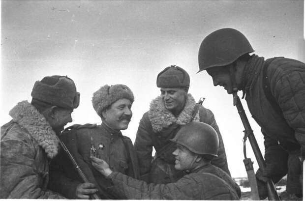 Красноармейцы рассматривают Георгиевский крест рядового Захара Петровича Романова, 1943 год. Фотография: Наталья Боде.