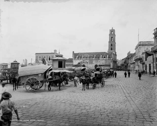 Площадь у таможни, 1900.