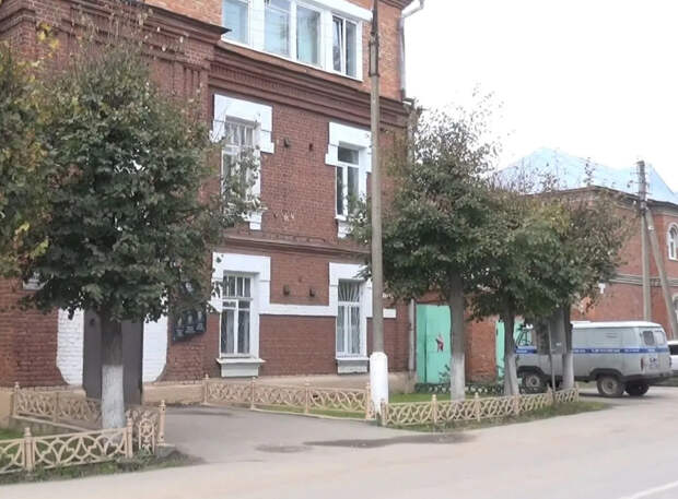 18-летний житель Ярославской области в пьяном угаре разнес чужую машину и урны со скамейками