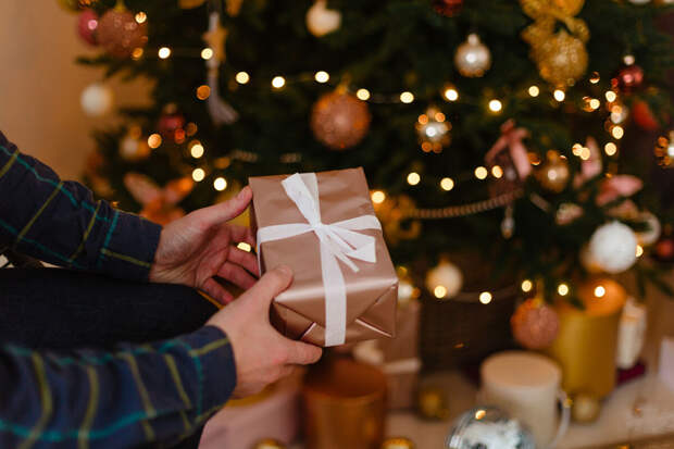 РИА Новости: каждый пятый россиянин передаривает нежеланные новогодние подарки