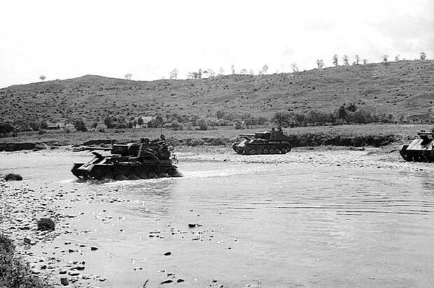 Советские САУ СУ-76М переправляются через реку. Великая Отечественная Война, СССР, военная техника, германия
