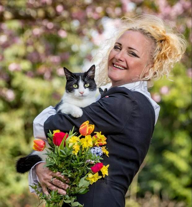 Жительница Лондона, которая вышла замуж за кошку