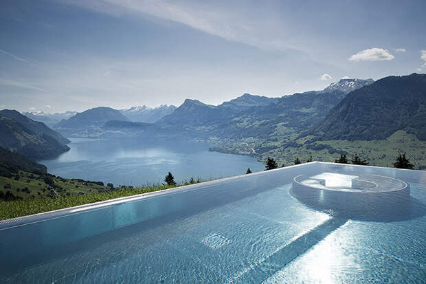 Открытый бассейн с видом на альпийский пейзаж